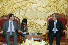 Trưởng Ban Kinh tế Trung ương Nguyễn Văn Bình tiếp chuyên gia Kinh tế Trưởng, Vụ trưởng Vụ Nghiên cứu của Quỹ Tiền tệ Quốc tế IMF. (Ảnh: Nguyễn Dân/TTXVN)