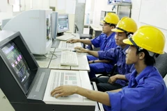 Điều hành sản xuất điện tại Công ty CP mía đường Bourbon Tây Ninh. (Ảnh: Kim Phương/TTXVN)