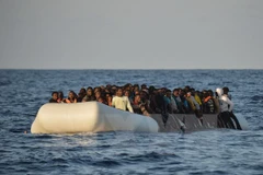 Người di cư được Lực lượng bảo vệ bờ biển Italy cứu trên những chiếc thuyền vượt Địa Trung Hải để đến châu Âu ngày 3/11 vừa qua. (Ảnh: AFP/TTXVN)