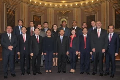 Đoàn đại biểu cấp cao QH Việt Nam chụp ảnh chung với Quốc hội bang Puebla. (Ảnh: Lưu Việt Hùng/TTXVN)