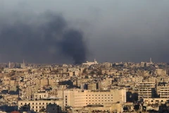 Khói bốc lên trong các cuộc giao tranh giữa quân đội Chính phủ Syria và lực lượng nổi dậy ở phía đông Aleppo ngày 3/12. (Nguồn: AFP/TTXVN)