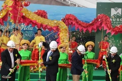 Đại diện lãnh đạo tỉnh Lạng Sơn thực hiện nghi thức động thổ, khởi công dự án. (Ảnh: Doãn Hoàng Nam/TTXVN)