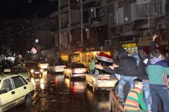 Người dân Syria đổ ra đường sau khi nhiều khu vực ở Aleppo được giải phóng ngày 12/12. (Nguồn: EPA/TTXVN)