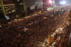 Biểu tình yêu cầu Tổng thống từ chức tại trung tâm Seoul ngày 19/11. (Nguồn: EPA/ TTXVN)