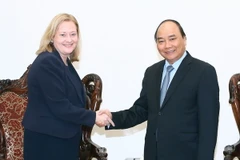 Thủ tướng Nguyễn Xuân Phúc tiếp Đại sứ Cộng hòa Ireland Cait Moran đến chào xã giao nhân nhận nhiệm kỳ công tác tại Việt Nam. (Ảnh: Thống Nhất/TTXVN)