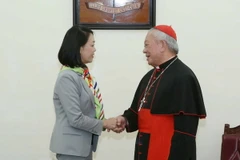 Bà Trương Thị Mai chúc mừng Tổng Giám mục Phêrô Nguyễn Văn Nhơn - Tổng Giám mục Hà Nội. (Ảnh: Phương Hoa/TTXVN)