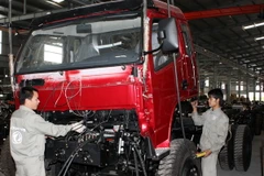 Lắp ráp ôtô tải nhập khẩu. (Ảnh: Trần Việt/TTXVN)