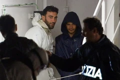 Đối tượng Mohammed Ali Malek (thứ hai, trái) và Mahmud Bikhit (thứ hai, phải) trên tàu cứu hộ của lực lượng phòng vệ bờ biển Italy sau khi con tàu chở người di cư bị lật, ở cầu tàu Boiler, Malta ngày 20/4/2015. (Nguồn: AFP/TTXVN)