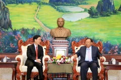 Chủ tịch nước Lào Bounnhang Volachith tiếp thân mật đồng chí Võ Văn Thưởng, Ủy viên Bộ Chính trị, Bí thư Trung ương Đảng, Trưởng Ban Tuyên giáo Trung ương dẫn đầu Đoàn đại biểu cấp cao Ban Tuyên giáo Trung ương Đảng Cộng sản Việt Nam đang thăm và làm việc