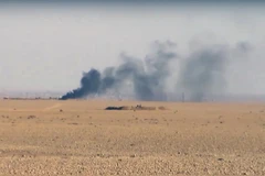 Khói bốc lên trong cuộc tấn công của liên quân nhằm vào các mục tiêu IS tại Ein Issa, phía bắc Raqqa, Syria. (Nguồn: AP/TTXVN)