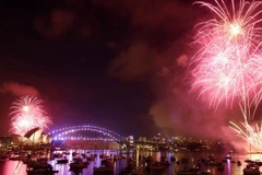 Màn pháo hoa lung linh rực rỡ sắc màu trên cầu cảng Sydney, Australia ngày 31/12. (Nguồn: EPA/TTXVN)