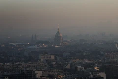 Khói bụi bao phủ thủ đô Paris ngày 6/12. (Nguồn: AP/TTXVN)