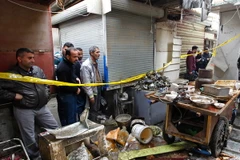 Hiện trường vụ nổ kép ở Al-Sinek ngày 31/12. (Nguồn: AFP/TTXVN)