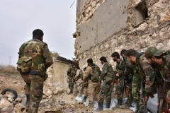 Binh sỹ Syria kiểm soát một vị trí tại Karm al-Jabal, phía đông Aleppo ngày 5/12/2016. (Nguồn: AFP/TTXVN)