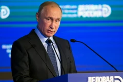 Tổng thống Nga Vladimir Putin phát biểu tại một hội nghị ở Moskva ngày 18/10. (Nguồn: EPA/TTXVN)