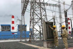 Công nhân Công ty Truyền tải Điện 4 kiểm tra thông số kỹ thuật trạm biến áp 500kV Duyên Hải sau khi tổ máy số 1 Nhà máy nhiệt điện Duyên Hải 3 hòa đồng bộ vào lưới điện Quốc gia. (Ảnh: Ngọc Hà/TTXVN)