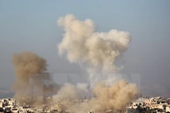 Khói bốc lên sau vụ nã pháo của lực lượng nổi dậy nhằm vào các mục tiêu của quân Chính phủ ở thị trấn Fuaa, phía tây bắc tỉnh Idlib ngày 6/12 vừa qua. (Ảnh: AFP/TTXVN)
