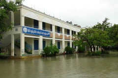Trường học ở thành phố Nha Trang bị ngập nước sâu nên học sinh phải nghỉ học. (Ảnh: Nguyên Lý/TTXVN)