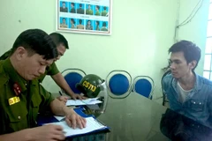 Khống chế đối tượng sử dụng ma túy, dùng dao uy hiếp người dân