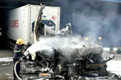 Hiện trường vụ cháy xe đầu kéo container. (Ảnh: Nguyễn Thanh/TTXVN)