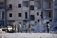 Lực lượng ủng hộ Chính phủ Syria làm nhiệm vụ tại khu vực Masaken Hanano trong chiến dịch giành lại thành phố Aleppo ngày 27/11. (Nguồn: AFP/TTXVN)