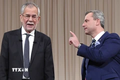 Ứng cử viên Alexander Van der Bellen (trái) và ứng cử viên Norbert Hofer trong cuộc tranh luận trực tiếp trên truyền hình ở Viên ngày 27/11. (Nguồn: AFP/TTXVN)