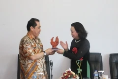 Phó Bí thư Thường trực Thành ủy Hà Nội Ngô Thị Thanh Hằng trao đổi tặng phẩm với Ngài Sahat Perulian, Phó Thống đốc Thủ đô Jakarta, Indonesia. (Ảnh: Đỗ Quyên/TTXVN)
