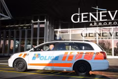 Xe của cảnh sát Thụy Sĩ tuần tra tại sân bay Geneva ngày 12/12. (Nguồn: AFP/TTXVN)