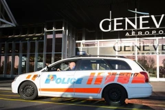 Xe của cảnh sát Thụy Sĩ tuần tra tại sân bay Geneva ngày 12/12. (Nguồn: AFP/TTXVN)