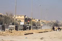 Quân đội Chính phủ Iraq trong cuộc chiến chống Is tại Mosul, Iraq ngày 10/12. (Nguồn: THX/TTXVN)