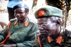 Thủ lĩnh Joseph Kony và trợ lý thân cận Vincent Otti tại Kampala, ngày 24/5/2006. (Nguồn: AFP/TTXVN)