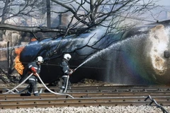 Lính cứu hỏa làm nhiệm vụ tại hiện trường vụ nổ tàu chở khí đốt ở Hitrino, ngày 10/12. (Nguồn: AFP/TTXVN)