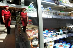 Hàng hóa bày bán tại một siêu thị ở Saint Petersburg (Nga). (Nguồn: AFP/TTXVN)