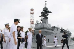 Bộ trưởng Quốc phòng Nhật Bản Tomomi Inada (thứ 3, trái) thăm tàu sân bay trực thăng Izumo trọng tải 19.500 tấn tại căn cứ của MSDF ở Yokosuka ngày 23/8. (Nguồn: Kyodo/TTXVN)