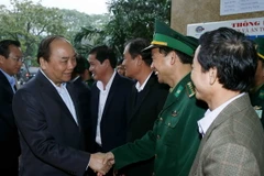 Thủ tướng Nguyễn Xuân Phúc với cán bộ lãnh đạo, quản lý Cảng Đà Nẵng. (Ảnh: Thống Nhất/TTXVN)