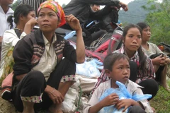 Người dân vùng rốn lũ "mơ" nhà tránh lũ. (Ảnh: Hùng Võ/Vietnam+)