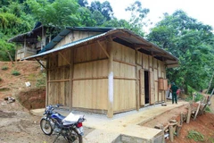 Bàn giao căn nhà mới kiên cố cho một hộ nghèo. (Nguồn: TTXVN)