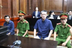 Các bị cáo tại phiên toà sơ thẩm. (Ảnh: Trần Xuân Tình/TTXVN)