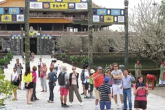 Du khách tham quan Đại Nội Huế. (Ảnh: Quốc Việt/TTXVN)