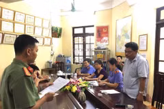 Cơ quan An ninh Điều tra, Công an tỉnh Hà Giang đọc lệnh bắt tạm giam đối với Nguyễn Thanh Hoài, Trưởng phòng Khảo thí và Quản lý Chất lượng thuộc Sở Giáo dục và Đào tạo Hà Giang. (Ảnh: Diệu Loan/TTXVN)