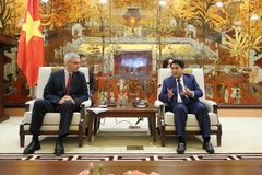 Chủ tịch Ủy ban Nhân dân thành phố Hà Nội Nguyễn Đức Chung tiếp Đại sứ Cộng hòa Pháp tại Việt Nam Nicolas Warnery. (Nguồn: Hanoi.gov.vn)