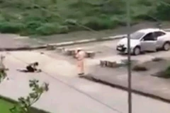 Clip người dân ghi lại hình ảnh Trung tá Nguyễn Chí Kiều 'đứng nhìn' nghi phạm Nghị đâm liên tiếp vào người chị H. dẫn đến tử vong.