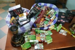 Hàng trăm dụng cụ hút Shisha bị thu giữ. (Ảnh: Quốc Dũng/TTXVN)