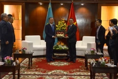 Bí thư Thành ủy Đà Nẵng Trương Quang Nghĩa (bên phải) tặng quà lưu niệm cho Chủ tịch Hạ viện Cộng hòa Kazakhstan Nurlan Nigmatulin. (Ảnh: Quốc Dũng/TTXVN)