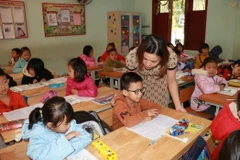 Cô Nguyễn Thị Hồng Mơ, giáo viên Trường Tiểu học Nghi Thu, thị xã Cửa Lò đã gắn bó với nghề hơn 10 năm nhưng chưa được biên chế. (Ảnh: Bích Huệ/TTXVN)