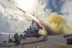 Tên lửa Harpoon được phóng từ tàu khu trục USS Fitzgerald của Mỹ trong cuộc tập trận bắn đạn thật trên biển gần Guam. (Nguồn: AFP/TTXVN)