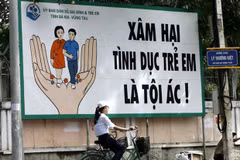 Pano giúp người dân nhận thức về xâm hại tình dục trẻ em. (Nguồn: AFP)