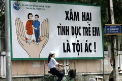 Pano giúp người dân nhận thức về xâm hại tình dục trẻ em. (Nguồn: AFP)