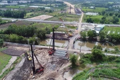 Công trường Dự án xây dựng đường cao tốc Trung Lương-Mỹ Thuận tại gói thầu XL-06 (đoạn cầu Kênh Năng). (Ảnh: TTXVN)