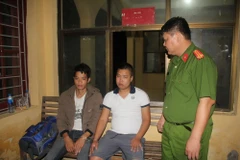 Lớp dầu dày bên bờ suối Khại. Ảnh được chụp trưa 14/10, ngay sau thông tin về việc thu dọn cơ bản sự cố được công bố tại Bộ Tài nguyên và Môi trường. (Ảnh: Sơn Bách/Vietnam+)
